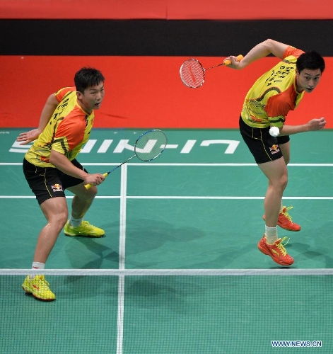  Liu Xiaolong (R) and Qiu Zihan of China compete during the men's doubles match against South Korea's Ko Sung Hyun/Lee Yong Dae at the finals of the Sudirman Cup World Team Badminton Championships in Kuala Lumpur, Malaysia, on May 26, 2013. Team China won the champion with 3-0. (Xinhua/Chen Xiaowei) 