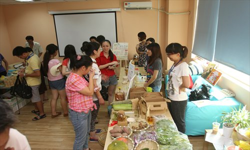 Small-scale farmers' markets provide safe and fresh, reasonably-priced produce which is easily accessible to Shanghai's urban population. Photos: CFP and Cai Xianmin/GT