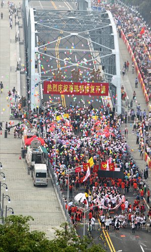 Local residents in Guangzhou Sunday join in the opening ceremony of Haizhu Bridge. The bridge was first built in 1933, but destroyed during war and rebuilt in 1950 after the People's Republic of China was founded. Photo: IC