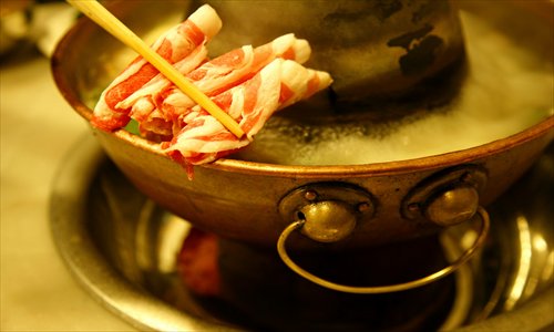 Hot pots with red meats will protect the body from getting cold, but the consumption should be strictly controlled according to the person's physical condition.