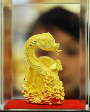 A gold snake statue on display at a jewelry store in Hangzhou, Zhejiang Province, Thursday. China topped the world last year in gold output, with a record 403.05 tons, the China Gold Association said Wednesday. Photo: CFP