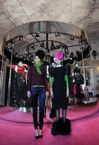  Models display creations by French fashion designer Christian Lacroix for Italian fashion house Elsa Schiaparelli in Paris, France, July 1, 2013. (Xinhua/Gao Jing) 