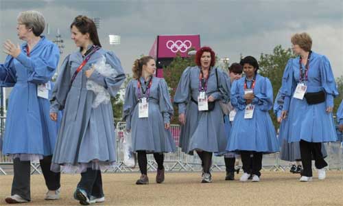 Performers are going to the Olympic Park for rehearsal in London. Photo: Xinhua 