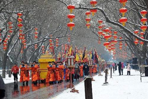 Performers dressed in costumes of the Qing Dynasty (1644-1911) act during a rehearsal of a performance presenting the ancient royal ritual to worship heaven at the Temple of Heaven in Beijing, capital of China, Feb. 5, 2013. The Temple of Heaven, used to be the imperial sacrificial altar in ancient China, will witness the heaven worship performance during the upcoming Spring Festival holiday. The Spring Festival, or the Chinese Lunar New Year, falls on Feb. 10 this year. (Xinhua/He Junchang) 