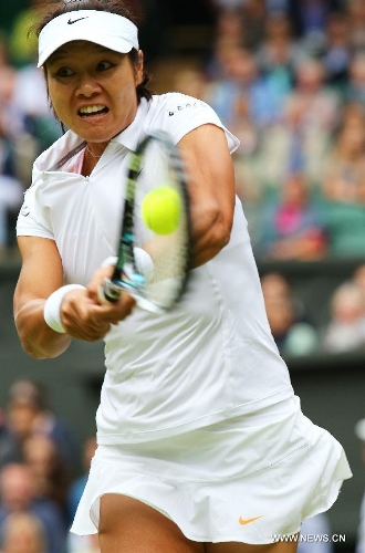 Li Na of China returns the ball during the quarterfinal of women's singles against Agnieszka Radwanska of Poland on day 8 of the Wimbledon Lawn Tennis Championships at the All England Lawn Tennis and Croquet Club in London, Britain on July 2, 2013. Li Na lost 1-2. (Xinhua/Yin Gang)  