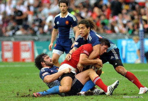 Vincent Inigo (R) of France defends during a match against Argentina at the Hong Kong Sevens rugby tournament in south China's Hong Kong, March 24, 2013. France won the match 19-14 to win the 13th place. (Xinhua/Lo Ping Fai) 