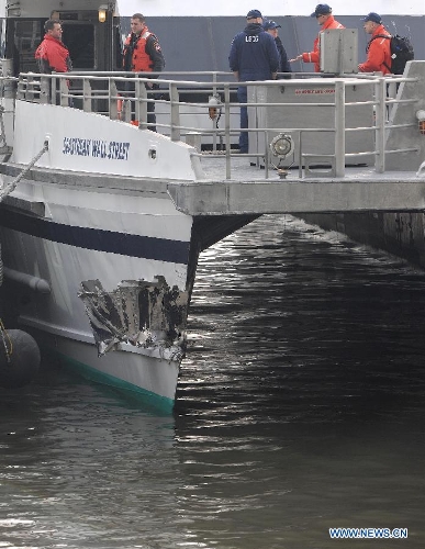  Rescue teams work on a ferry boat which crashed into Pier 11 in lower Manhattan, New York, the United States, on Jan. 9, 2013. A high-speed ferry loaded with hundreds of commuters from New Jersey crashed into a dock near Wall Street on Wednesday during the morning rush hour, injuring 57 people. (Xinhua/Shen Hong) 