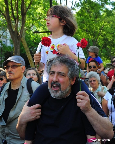 Portuguese parade in downtown Lisbon, Portugal, on April 25, 2013, celebrating the 39th anniversary of the victory of the Carnation Revolution on April 25, 1974. (Xinhua/Zhang Liyun) 