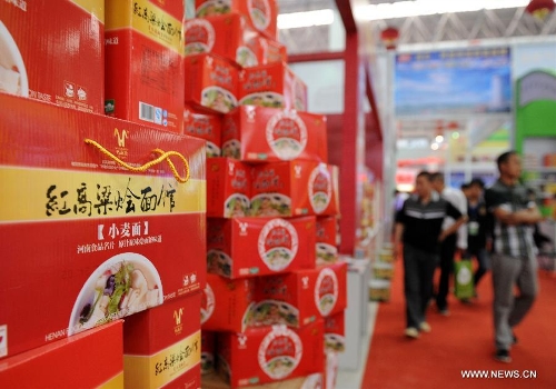 People visit the 11th China (Luohe) Food Fair in Luohe City, central China's Henan Province, May 16, 2013. The five-day food fair, with an exhibition area of 50,000 square meters and attracting more than 1,500 enterprises from 17 countries and regions, opened here on Thursday. (Xinhua/Li Bo) 