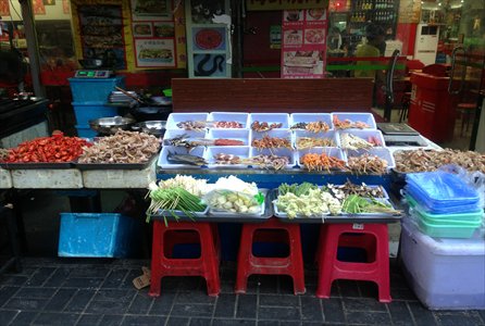 Many small eateries are dotted near the Pengpu Xincun Station. Photos: Yang Zhenqi/GT