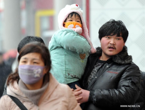 A man carries his daughter at the Beijing West Railway Station in Beijing, capital of China, Feb. 3, 2013. Many children travel with their families during the 40-day Spring Festival travel rush which started on Jan. 26. (Xinhua/Chen Shugen)  