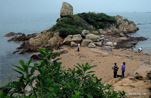 Visitors tour at the Ping Chau Island in south China's Hong Kong, May 12, 2013. Ping Chau, also named Tung Ping Chau, lies in the northeast corner of Hong Kong and is part of the Hong Kong Geopark. The island is home to shale rocks in various shapes which makes it a popular tourist attraction. (Xinhua/Chen Xiaowei)  