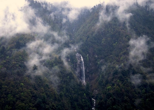 Photo taken on April 4, 2013 shows the landscape in Medog, southwest China's Tibet Autonomous Region. Located in the lower reaches of the Yarlung Zangbo river, Medog boasts of well-preserved environment and biodiversity. (Xinhua/Santa) 