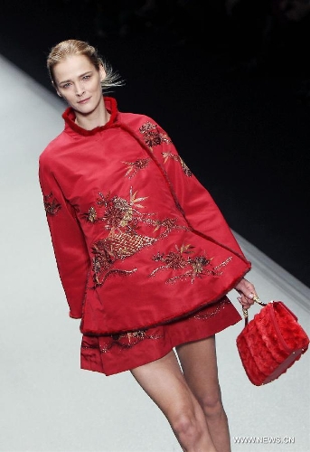 A model presents a creation by designer Shiatzy Chen from China's Taiwan as part of her Fall-Winter 2013/2014 women's ready-to-wear fashion collection during Paris Fashion Week, in Paris, France, March 5, 2013. (Xinhua/Gao Jing) 