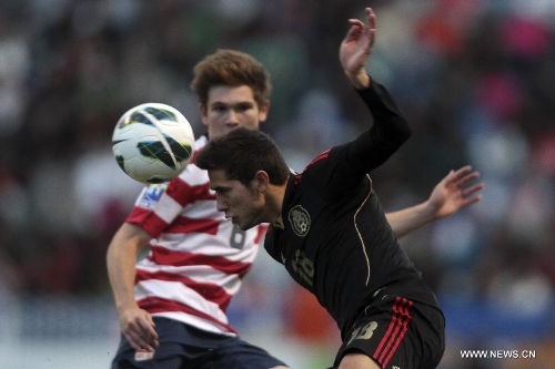 Mexico's Uvaldo Luna (front) vies for the ball with U.S. William Trapp during the CONCACAF Under-20 Championship Grand Final soccer match held at Cuauhtemoc Stadium in Puebla, Mexico on March 3, 2013. (Xinhua/Straffonimages) 