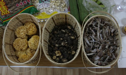 Small-scale farmers' markets provide safe and fresh, reasonably-priced produce which is easily accessible to Shanghai's urban population. Photos: CFP and Cai Xianmin/GT