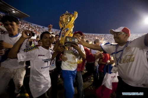 Players of Olimpia celebrate their victory against Real Sociedad after the final match of Honduran Soccer Clousure Tournament, held at Tegucigapa's National Stadium, in Tegucigalpa, Honduras, on May 19, 2013. (Xinhua/Rafael Ochoa)  