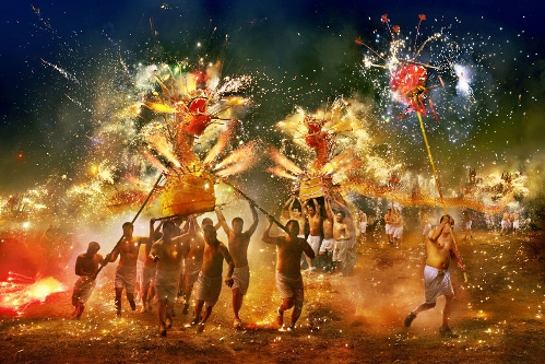 A fire dragon dance，Gilbert Yu，China's Hong Kong (Source: huanqiu.com)The fire dragon dance is a 300-year-old event held in the Fung Shun area of southern China. The dragons are composed of bamboo, metal wire and paper and are festooned with fireworks, firecrackers and fire arrows. Photographer Gilbert Yu was forced to wear a protective mask and helmet to prevent fire burns.The World Photography Organisation has revealed the winners of the 2013 Sony World Photography Awards, with amateur photographers hailing from countries as far apart as Chile and Vietnam.