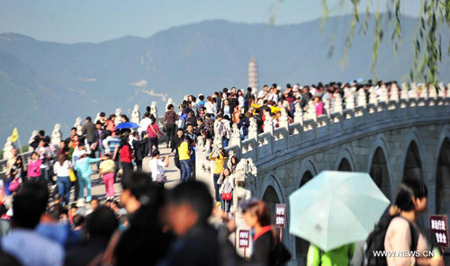 The Summer Palace is swarmed with tourists on National Day in Beijing, capital of China, October 1, 2012. Beijing's 24 major scenic spots have seen 804,000 travels on Monday, a surge of 80 percent as compared to 447,000 travels on Sept. 30. Chinese cities are expected to receive a tourism peak during the 