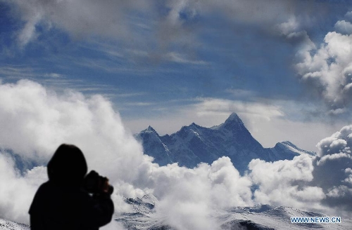 Photo taken on April 15, 2013 shows a photo amateur shooting for Mount Namcha Barwa in Nyingchi Prefecture, southwest China's Tibet Autonomous Region. (Xinhua/Wen Tao) 