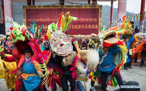 People of the Tibetan ethnic group perform at the Shangjiu Festival in Baoxing County, southwest China's Sichuan Province, Feb. 18, 2013. The residents of Tibetan ethnic group in Baoxing on Monday celebrated the annual Shangjiu Festival, which means the 9th day of Chinese Lunar New Year, to express the respect to the heaven. (Xinhua/Jiang Hongjing)  