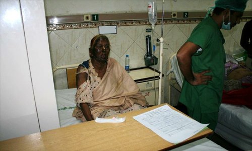 An injured woman receives medical treatment at a hospital in Lahore, eastern Pakistan, November 26, 2012. At least seven people were killed and four others injured when a passenger bus exploded in Lahore on Monday, reported local media Express. Photo: Xinhua