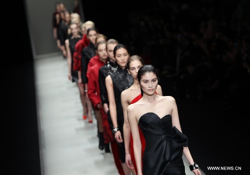 Models present creations by designer Shiatzy Chen from China's Taiwan as part of her Fall-Winter 2013/2014 women's ready-to-wear fashion collection during Paris Fashion Week, in Paris, France, March 5, 2013. (Xinhua/Gao Jing) 