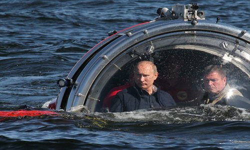 Russian President Vladimir Putin rides in a submersible on Tuesday in the Baltic Sea near Gotland Island, Russia. The vessel dove to the sea floor to explore a sunken ship in the Gulf of Finland. Photo: CFP