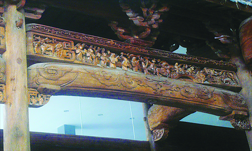 Wood carvings on a beam inside the Le Kuai restaurant in Beijing Photo: Feng Shu/GT