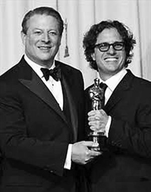 Al Gore with Oscar-winning <em>An Inconvenient Truth</em> director David Guggenheim. Photos: Courtesy of Shanghai Translation Publishing House