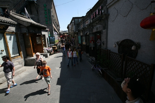 A Hutong in Qianmen Dajie(Photo: CRIENGLISH.com/ Wang Zhi)A Hutong is a traditional alley, characteristic of an old Beijing city. A total of 7000 Hutongs have been built throughout the capital in straight lines under strict construction guildlines. The longest Hutong starts from the Beijing Legation Quarter, Dong Jiao Min Xiang,to the Xijiao Min Xiang, and has a total length of 6.5 kilometers, while the shortest Hutong is One-inch Street at only several meters' long. The narrowest Hutong is only about 0.7 meters wide. Therefore, people carrying even a little bit of extra weight have to hold their breath to pass through it. Formed during the Yuan, Ming and Qing, dynasties thousands of Hutongs surround the supreme Imperial Palace from all directions. They are woven into the fabric of people's daily lives.