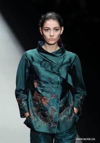 A model presents a creation by designer Shiatzy Chen from China's Taiwan as part of her Fall-Winter 2013/2014 women's ready-to-wear fashion collection during Paris Fashion Week, in Paris, France, March 5, 2013. (Xinhua/Gao Jing) 