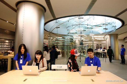 Photo taken on October 18, 2012 shows an indoor scene of the new store of Apple Inc. on Wangfujing Street in Beijing, China's capital. The new store, which will reportedly be the largest Apple store in Asia, is expected to open on October 20. Photo: Xinhua