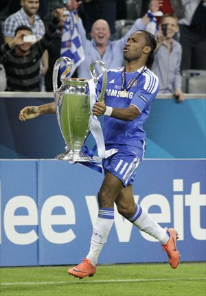 Didier Drogba holds the trophy after the Champions League final on May 19. Photo: IC