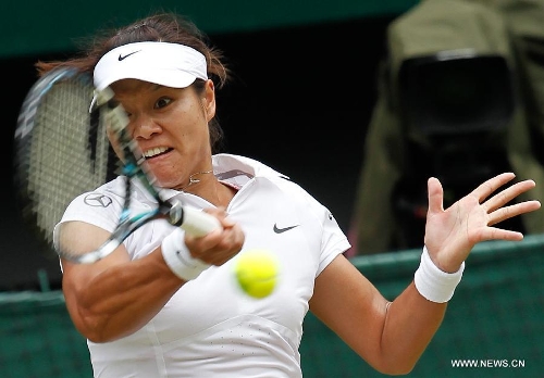 Li Na of China returns the ball during the quarterfinal of women's singles against Agnieszka Radwanska of Poland on day 8 of the Wimbledon Lawn Tennis Championships at the All England Lawn Tennis and Croquet Club in London, Britain on July 2, 2013. Li Na lost 1-2. (Xinhua/Yin Gang)  