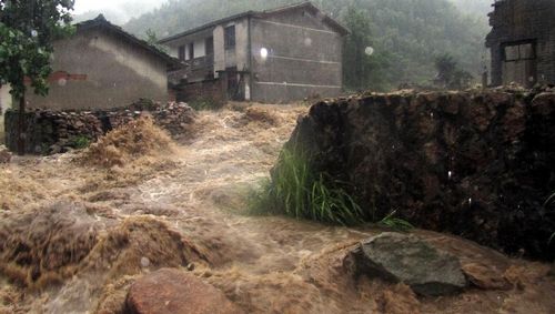 Photo taken on August 4, 2012 shows rain-triggered flood in Wushi Village of Wuyishan Township in Qianshan County, East China's Jiangxi Province. Strong winds and rainstorms from the Typhoon Saola swept Wuyishan Township from Thursday to Saturday, triggering landslide, mudslide and waterlogging. Photo: Xinhua