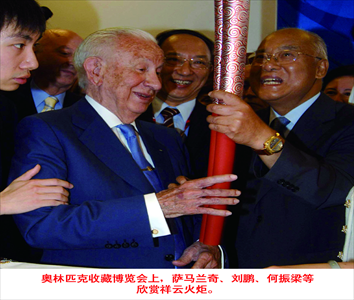 Samaranch holds an Olympic torch with He Zhenliang (right), the former honorary president of the Chinese Olympic Committee. Photos: Courtesy of Wu Ping