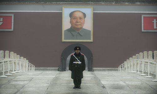 A soldier stands in front of Tiananmen, shrouded in smog, in Beijing, the capital of China, on January 29, 2013. The National Meteorological Center (NMC) issued a code-blue alert on January 27 as the smoggy weather forecast for the following two days would cut visibility and worsen air pollution in some central and eastern Chinese cities. Photo: Li Hao/GT