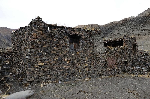 Photo taken on March 22, 2013 shows a stone house which is aged over 600 years in Yangda Village of Riwar Township in Suoxian County in the Nagqu Prefecture, southwest China's Tibet Autonomous Region. Three stone houses, each with the age exceeding more than 600 years, are preserved well in the village. (Xinhua/Liu Kun)  