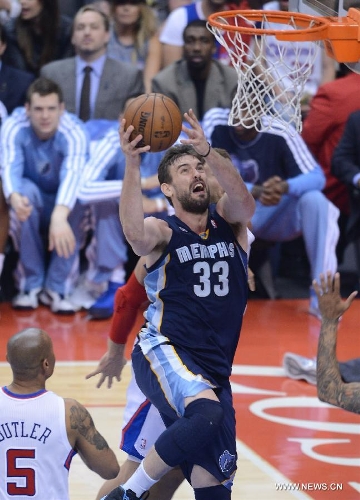 Memphis Grizzlies' Marc Gasol (Top) goes to the basket during Game 5 of the Western Conference Quarterfinals against Los Angeles Clippers of the 2013 NBA Playoffs in Los Angeles, the United States, April 30, 2013. Grizzlies beat Clippers 103-93 to take a 3-2 lead in their series Tuesday. (Xinhua/Yang Lei) 