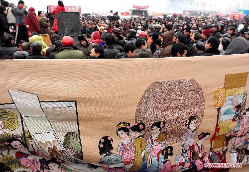  People gather to visit a New Year fair in Baofeng County, central China's Henan Province, Feb. 4, 2012. People living in central China region has a tradition to visit a New Year fair, in which almost all kinds of daily commodities can be found. Chinese people who live in the central China region have formed various traditions to celebrate the Chinese Lunar New Year. (Xinhua/Wang Song)