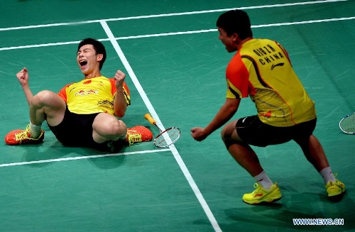  Liu Xiaolong (L) and Qiu Zihan of China celebrate after winning the men's doubles match against South Korea's Ko Sung Hyun/Lee Yong Dae at the finals of the Sudirman Cup World Team Badminton Championships in Kuala Lumpur, Malaysia, on May 26, 2013. Team China won the champion with 3-0. (Xinhua/Chen Xiaowei) 