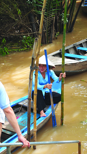 A woman rows a boat in the Mekong river.
Photos: Li Ying/GT
