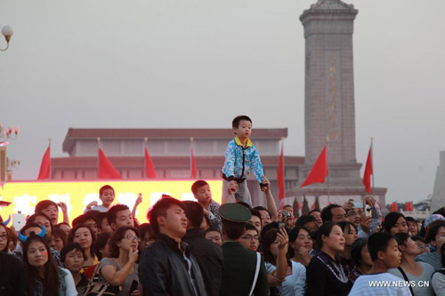 Tourists gather to visit the Tian'anmen Square on National Day in Beijing, capital of China, October 1, 2012. Beijing's 24 major scenic spots have seen 804,000 travels on Monday, a surge of 80 percent as compared to 447,000 travels on Sept. 30. Chinese cities are expected to receive a tourism peak during the 