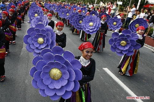 Street dancers perform during the Aliwan Festival in Manila, the Philippines, April 13, 2013. More than 5,000 participants from all over the Philippines took part in the annual event. (Xinhua/Rouelle Umali)