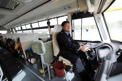 Driver Feng Yongxiang drives a school bus in Zhongwei City, northwest China's Ningxia Hui Autonomous Region, March 29, 2013. (Xinhua/Li Ran) 