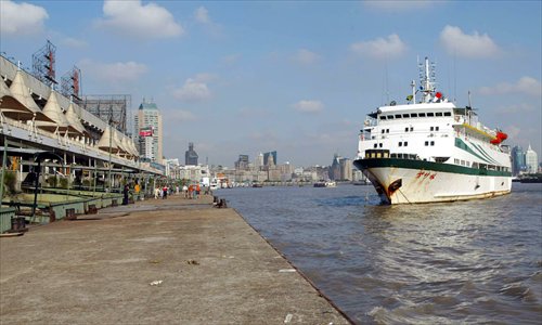 The last passenger ship to dock at Shiliupu, Zizhulin, pulls in on September 25, 2003. Photo: CFP