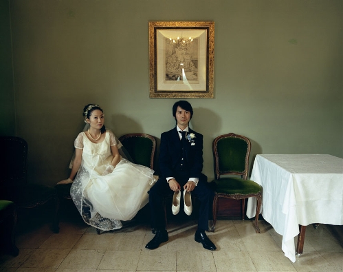 People, Hisatomi Tadahiko, Japan (Source: huanqiu.com)A portrait of the happy couple at a wedding in Japan by Hisatomi Tadahiko won the people section.