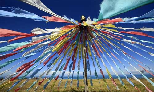 Photo taken on Sept. 26, 2012 shows the autumn scenery of Qinghai Lake in northwest China's Qinghai Province. Photo: Xinhua