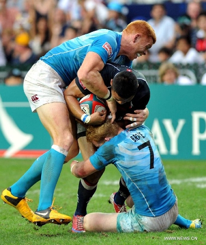 John Brake (R) of England vies with Lee Jones of Hong Kong of China during a match against Hong Kong of China at the Hong Kong Sevens rugby tournament in south China's Hong Kong, March 24, 2013. England won the match 42-7 to win the 9th place. (Xinhua/Lo Ping Fai) 